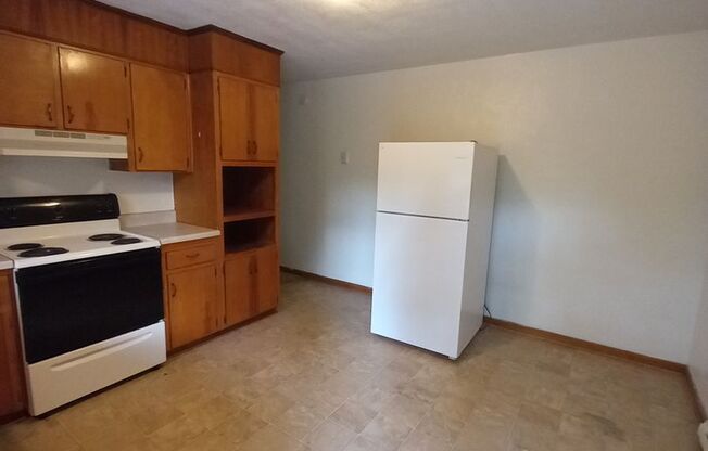 2 beds, 1 bath, 903 sqft, $1,140, Unit P-2