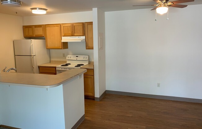 3 beds, 1 bath, 900 sqft, $1,695, Unit A103