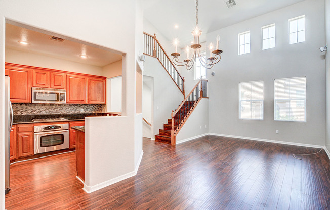 Charming 2 Bedroom + Loft Townhouse in Prime Summerlin Location!