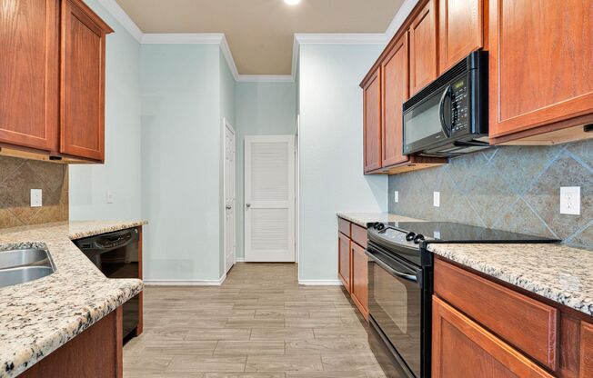 Beautiful 3 bedroom townhome available for rent for ASAP move in!!!! Medical Center Area!!!