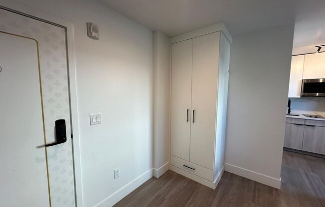 Studio, 1 bath, 275 sqft, $999, Unit 302