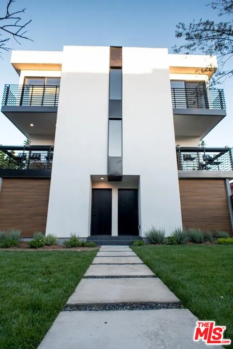 838 N HARVARD BLVD