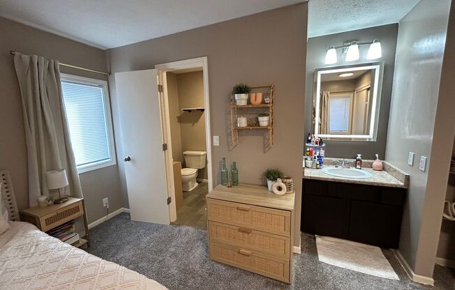 2 beds, 1.5 baths, 680 sqft, $949, Unit 8534