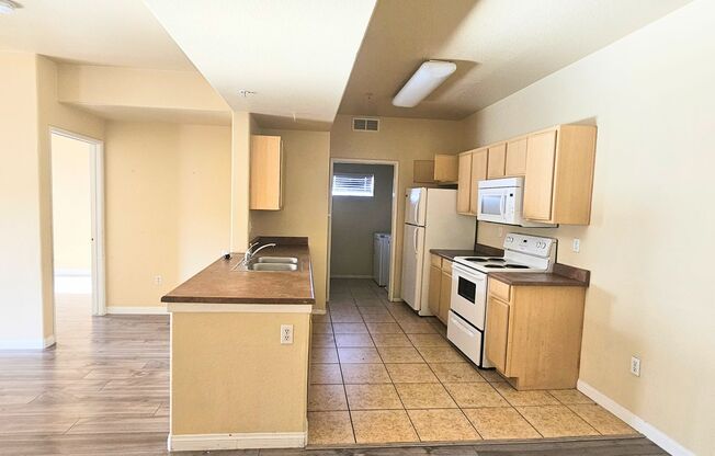 Beautiful 2 bedroom condo with garage. All appliance. Lots of Amenities