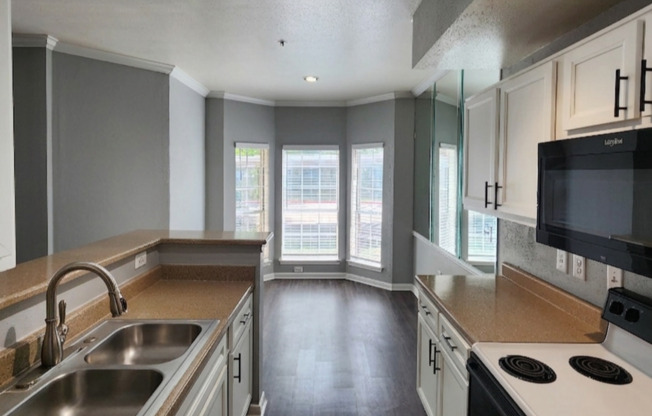1 bed, 1 bath, 802 sqft, $1,575, Unit 722-u
