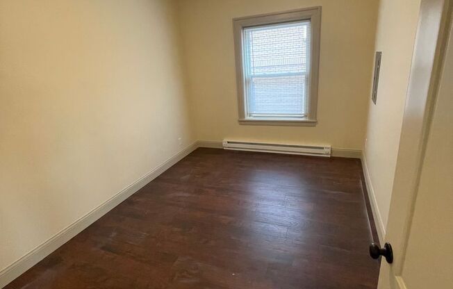 2 beds, 1 bath, 800 sqft, $1,495