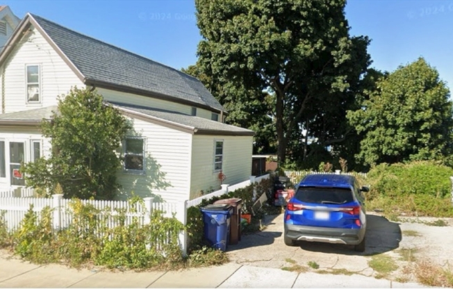 52 CREST AVE