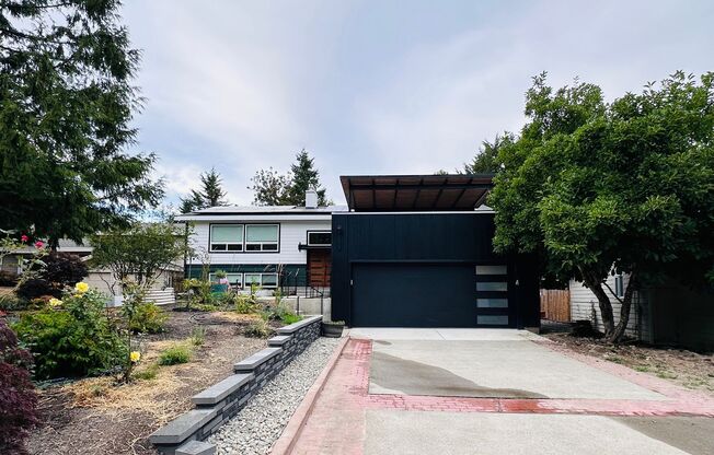 Fabulous 4 Bedroom/2 Bath Home! Upper Unit Now Available! Bellevue