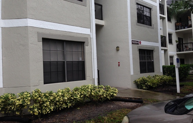 Beautiful 3bed/2bath condo located in the heart of Coral Springs