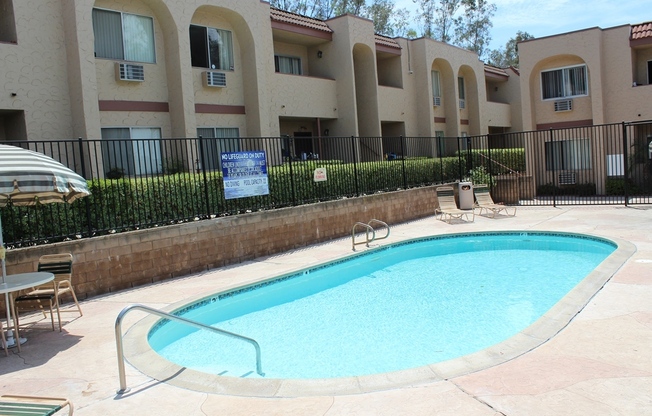 Move In Special! Updated 2 BD, 2 BA Condo - Balcony w/ Views of Mt Helix!!