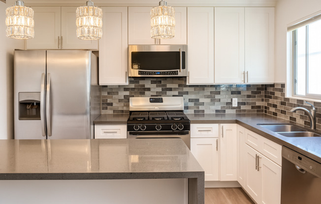 Beautiful 2 Bedroom, 1 Bathroom, Upper Unit, Valley Glen Condominium for Lease!