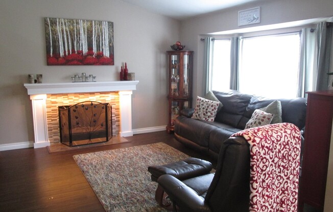 Bright 3 Bedroom Home with Vaulted Ceilings, Bay Windows, Granite Kitchen & Spacious Backyard