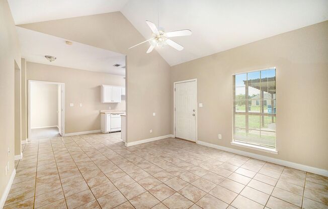 Beautifully Crafted 3 bed 2 bath duplex located in Weatherford, Tx.