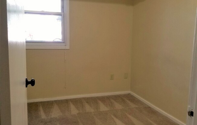Classic Vintage apartments in Fantastic Midway location