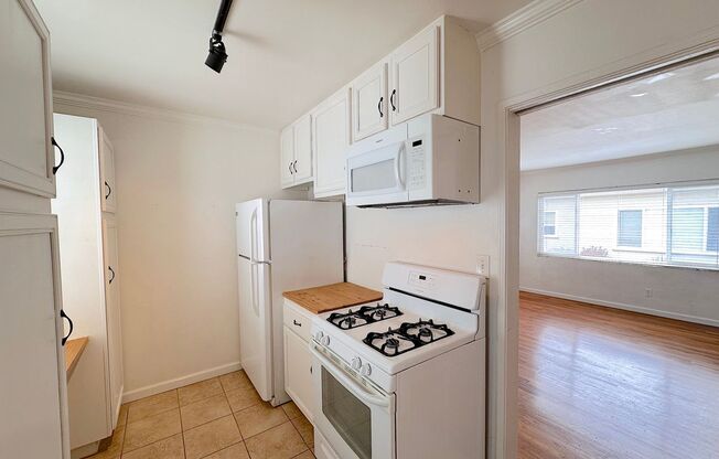 2 beds, 1 bath, 700 sqft, $2,995, Unit 4748