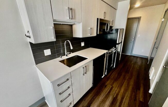 Studio, 1 bath, 288 sqft, $1,280, Unit 417