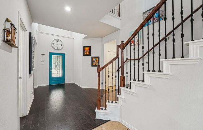 Massive 4 Bedroom, 2.5 Bathroom home in Blanco Vista - astro turfed front yard