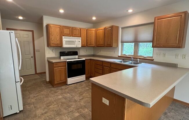 Single Family Home in a Quiet Neighborhood Available!