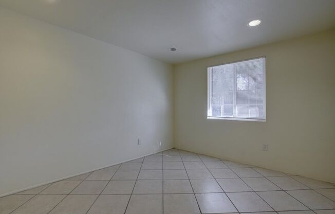 2 beds, 1 bath, 880 sqft, $1,100, Unit Unit B