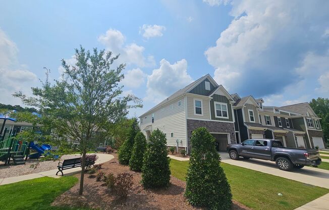 Beautiful like new End unit townhome in Matthews!!