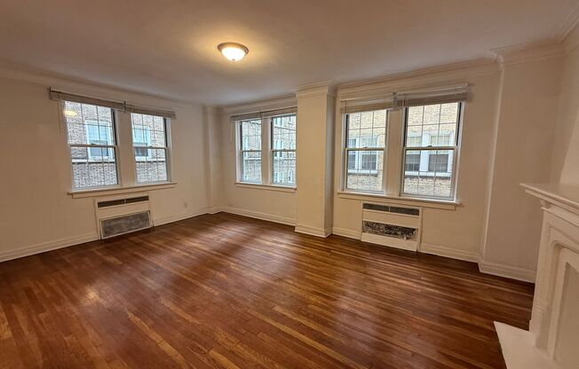 1 bed, 1 bath, 962 sqft, $1,510, Unit New King Edward  306