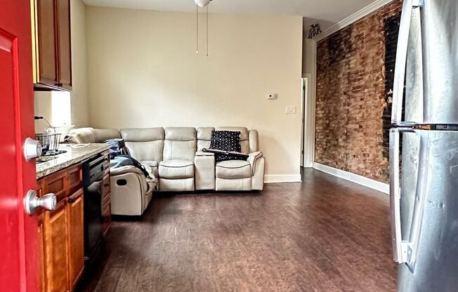 1835 Moore: Newly Renovated!!!!
