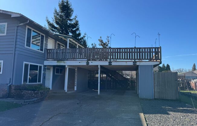 Updated 2-Bedroom Upstairs of Duplex: New Flooring, Paint & Blinds