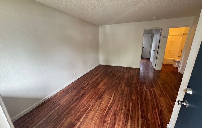 1 Bed / 1 Bath | North Oak Park Downstairs Apartment Available Now