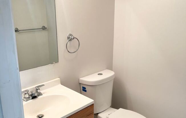 $500 BONUS!! Updated 2 Bedroom, 1 Bathroom in the Southside Slopes- Deck and Modern Ammenities!!