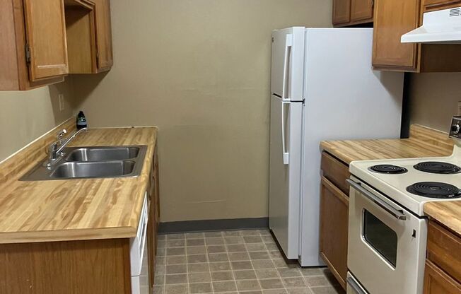 2 beds, 1 bath, $750, Unit APT 6