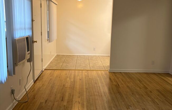 2 beds, 1 bath, 702 sqft, $2,350, Unit B09