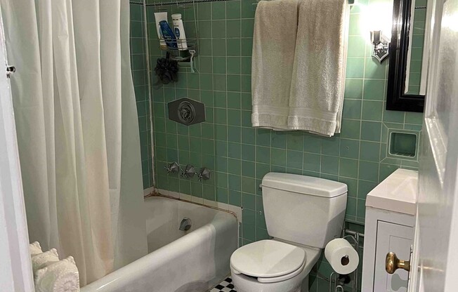Studio, 1 bath, 350 sqft, $2,200, Unit 4