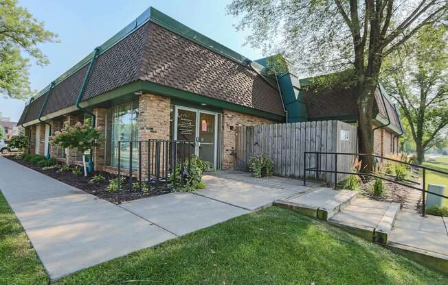 Leasing Office Exterior at Glen Pond Apartments, Eagan, 55121