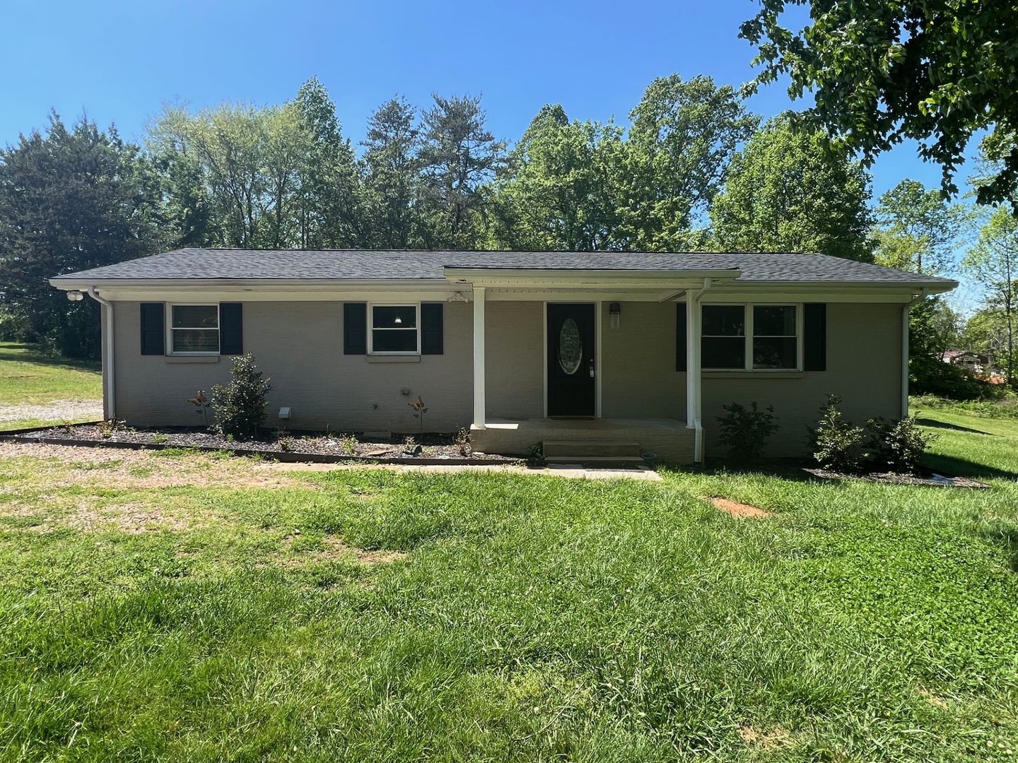 Charming 3 Bed/ 2 Bath Ranch Home Located in Newton