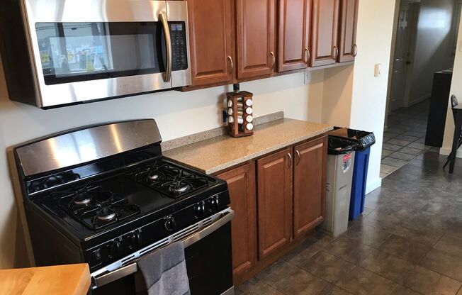 1 bed, 3 baths, 115 sqft, $625, Unit 2-B