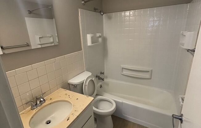 2 beds, 1 bath, 900 sqft, $1,250, Unit 175-01