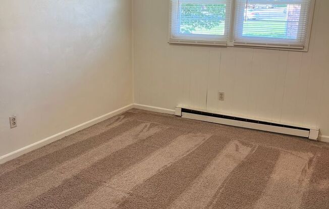 1 bed, 1 bath, 500 sqft, $1,130, Unit R-2