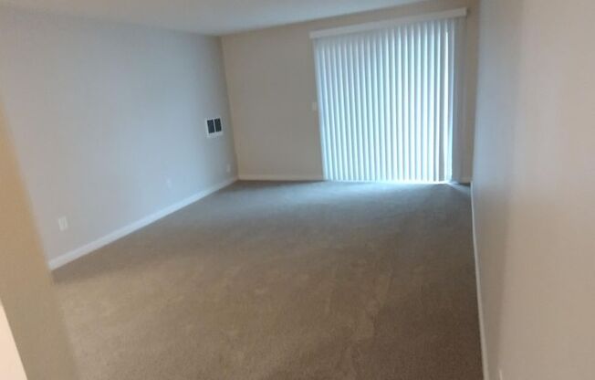 1 bed, 1 bath, 677 sqft, $1,400, Unit 033