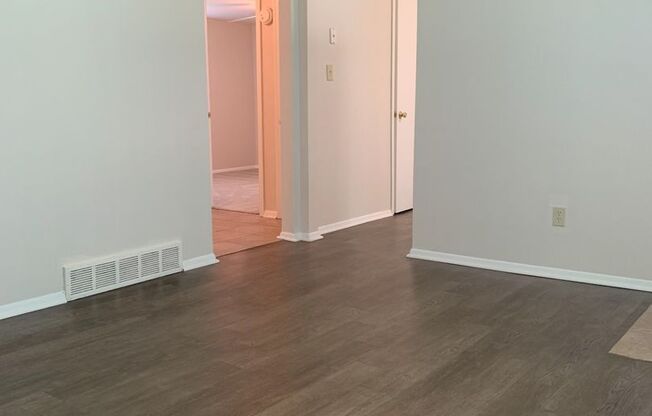 2 beds, 1 bath, 700 sqft, $870, Unit 9003