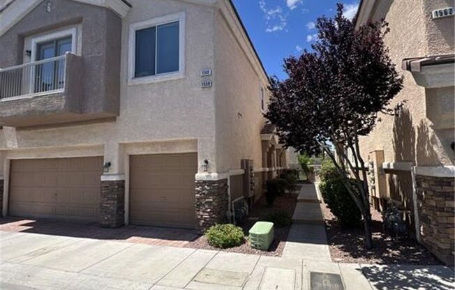 FANTASTIC HENDERSON TOWNHOME LOCATED IN GATED COMMUNITY!!