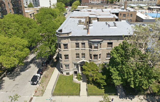 SHERIDAN SQUARE - 668-72 W. Sheridan Rd; 3915-17 N. Pine Grove Chicago, IL 60613