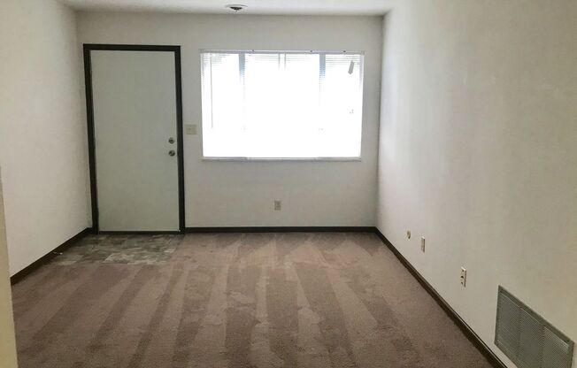 2 beds, 1 bath, 676 sqft, $915, Unit Apt. 11