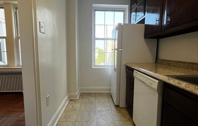 2 beds, 1 bath, 975 sqft, $2,055, Unit Royal York 802