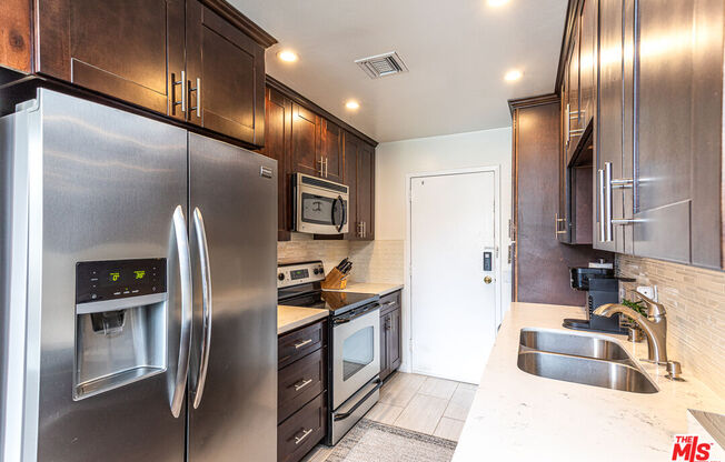 2 beds, 2 baths, 844 sqft, $4,200, Unit 516