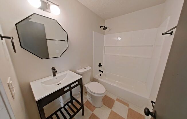 2 beds, 1 bath, 647 sqft, $1,660, Unit 21A