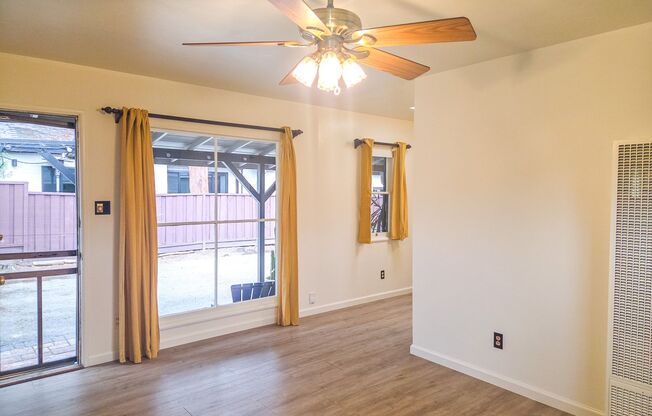 Charming Duplex Style 1 Bedroom 1 Bathroom Menlo Park Bungalow!