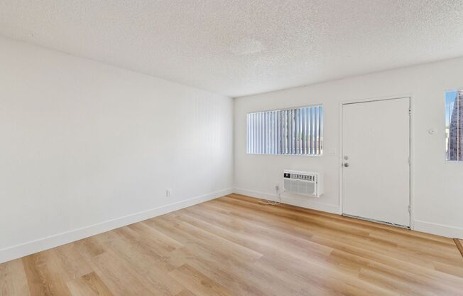 2 beds, 1 bath, 700 sqft, $1,650, Unit 950-2012