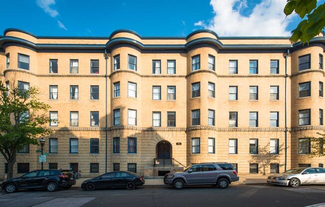 2 beds, 1 bath, 1,015 sqft, $1,825, Unit 17