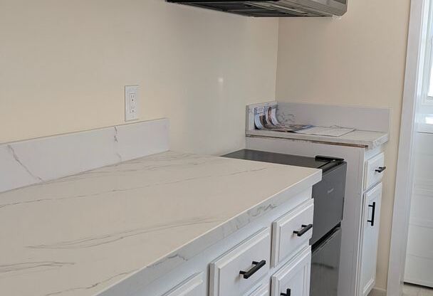 3 beds, 1 bath, $3,950, Unit 4090 W 135th St