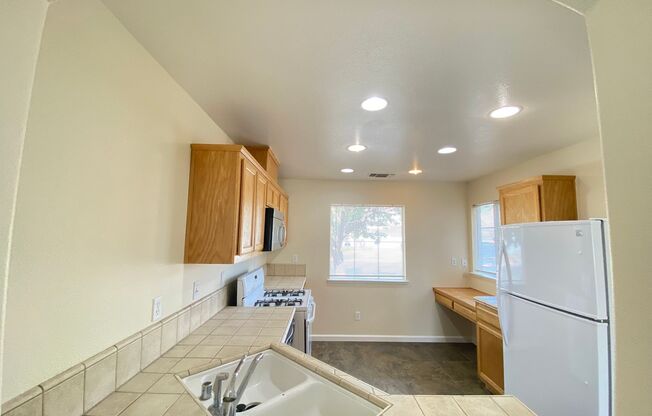 Merced: $2600 6 bedroom 3.5 bath home freshly painted